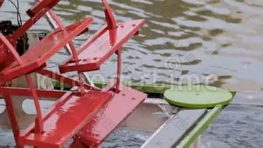 历史悠久的划桨汽船沿着河流缓慢行驶